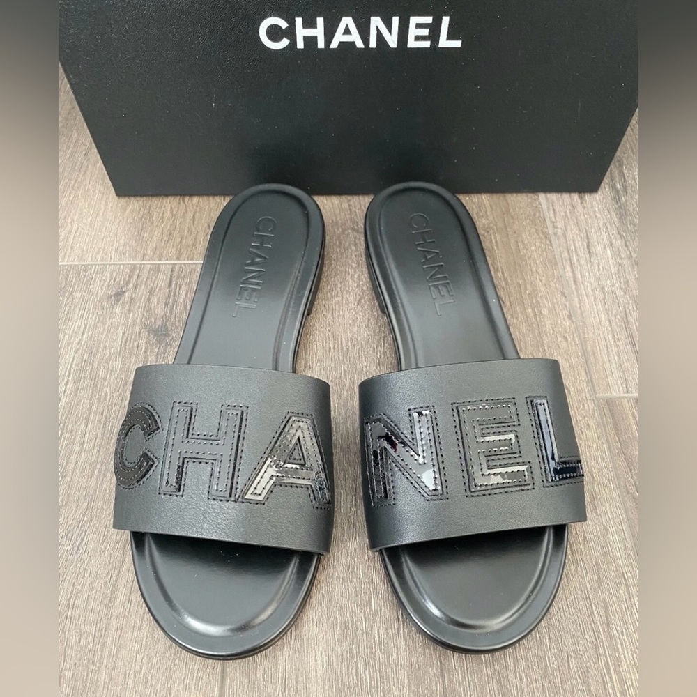 2023 CHANEL CHA NEL LOGO BLACK LEATHER FLAT SHOES SLIDES MULES - Picture 4 of 14